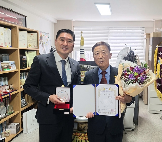 ▲ 대구시의회 안경은 의원(오른쪽)이 지방자치 및 지역사회 발전에 기여한 공로로 4일 (사)대한지방자치학회가 주는 표창을 수상했다.ⓒ대구시의회