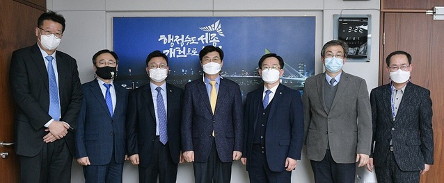 ▲ 이춘희 시장은 최근 시청 접견실에서 남상윤 충북대 수의과대학장과 만나 충북대 수의대학의 세종시 공동캠퍼스 입주에 따른 공동협력 방안을 논의한 뒤 기념촬영 하고 있다.ⓒ세종시