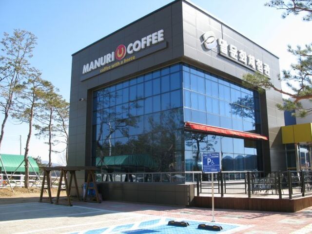 ▲ 영천시(시장 최기문)는 가족 단위 승마체험공간인 말문화체험관의 본격 개장에 앞서 운주산승마조련센터 내 ‘마(馬)누리 카페’를 6일부터 우선 개장한다.ⓒ영천시