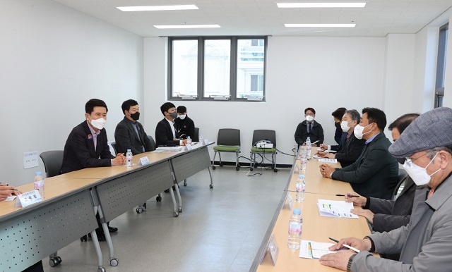 ▲ 이강덕 포항시장, 지진피해조사단 주관사 A1손해사정 대표 등 10명이 간담회를 진행하고 있다.ⓒ포항시