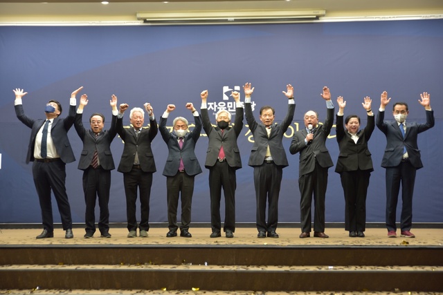 ▲ 정규재 부산시장 후보(왼쪽에서 네 번째)와 고영주 전 방송문화진흥회 이사장(왼쪽에서 다섯 번째)이 지난 6일 부산 동구 부산일보 사옥에서 열린 자유민주당 창당대회에 참석해 개혁자유연합과 자유한국21의 통합을 선언했다. ⓒ자유민주당 제공.