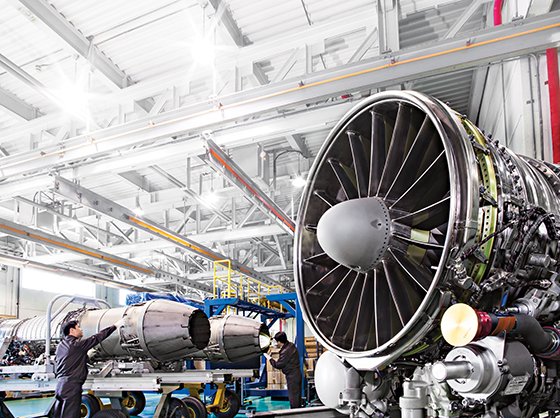 한화에어로스페이스 경남 창원 공장에서 직원들이 항공 엔진 관련 부품을 제작하고 있다. ⓒ한화