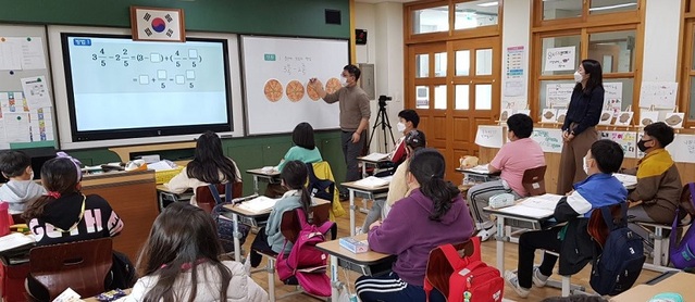 ▲ 지난해 조치원명동초등학교의 한 교실에서 담임교사와 초등 수학협력교사가 함께 협력수업을 진행하고 있다.ⓒ세종시교육청