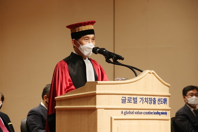 ▲ 이광형 KAIST 신임 총장이 8일 대전 본관에서 열린 취임식에서 취임사를 하고 있다.ⓒKAIST