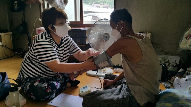 ▲ 영천시(시장 최기문)는 일상생활이 어려운 취약 노인에게 맞춤형 돌봄서비스를 지원하고 있다.ⓒ영천시