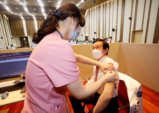 ▲ 이세엽 동산의료원장이 백신 주사를 맞고 있다.ⓒ계명대