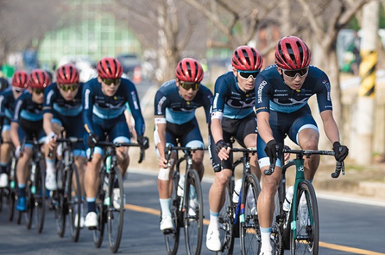 ▲ LX사이클팀이 제68회 3·1절 기념 강진투어 전국도로사이클대회에서 역주하고 있다.ⓒLX