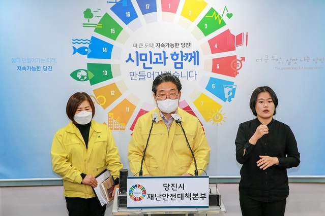 ▲ 김홍장 당진시장이 코로나19와 관련해 브리핑을 하고 있다.ⓒ당진시