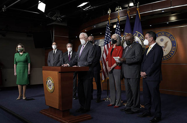 ▲ 지난 2월 26일(현지시간) 바이든 대통령의 1조9000억 달러짜리 경기부양책 표결에 앞서 하원에서 기자회견을 갖는 낸시 펠로시 하원의장. ⓒ뉴시스 AP. 무단전재 및 재배포 금지.