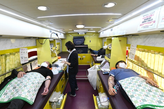 ▲ 달성군(군수 김문오) 직원들은 지난 5일 코로나19로 인한 혈액 수급 에 도움을 주기 위해 사랑 나눔 헌혈 행사를 실시했다.ⓒ달성군