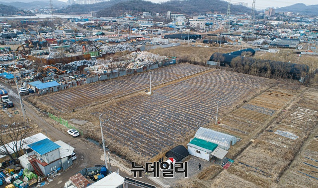 ▲ 한국토지주택공사(LH) 직원들의 투기 의혹이 제기된 경기 시흥시 과림동 소재 토지에 4일 오후 작물들이 매말라 있다. ⓒ권창회 기자