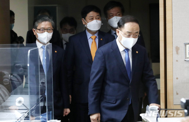 ▲ 홍남기(오른쪽) 경제부총리 겸 기획재정부 장관이 7일 오전 서울 종로구 정부서울청사에서 열린 부동산관계장관회의를 마치고 브리핑룸으로 입장하고 있다. 사진 왼쪽은 변창흠 국토교통부 장관. ⓒ뉴시스