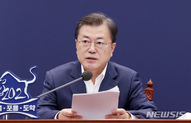 ▲ 문재인 대통령이 8일 오후 청와대 여민관에서 영상으로 열린 법무부ㆍ행정안전부 업무보고에 참석해 발언하고 있다. ⓒ뉴시스