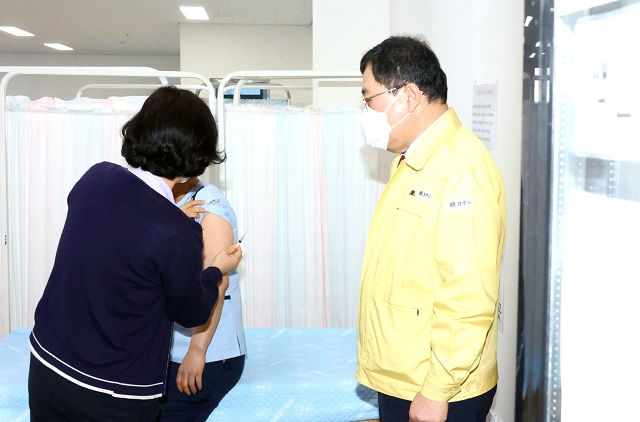 ▲ 주낙영 경주시장이 큰마디큰병원을 직접 찾아 백신 접종을 하고 있는 의료진과 종사자들을 격려하고 있다.ⓒ경주시