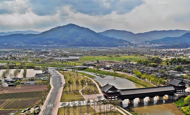 ▲ 경주 교촌한옥마을과 월정교를 따라 흐르는 지방하천 ‘남천’이 산책로와 꽃단지가 어우러진 수변 공원 전경.ⓒ경주시