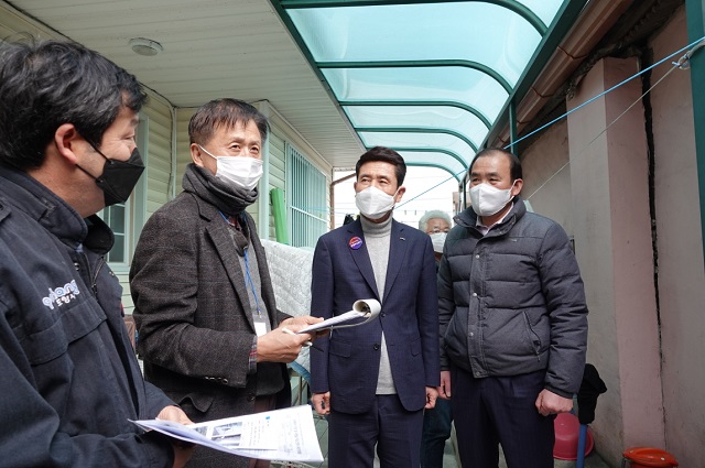 ▲ 이강덕 포항시장이 지난달 26일 포항지진피해조사단과 피해지역 조사현장을 점검하고 있다.ⓒ포항시