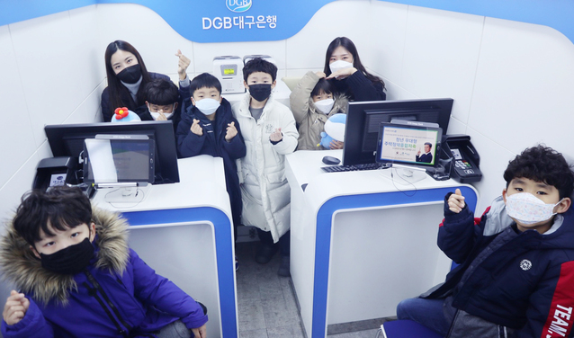 ▲ DGB대구은행(은행장 임성훈) 영업을 활성화하고, 코로나19시대 금융 사각지대 고객편의 제고를 위해 운영하는 DGB대구은행 이동점포 운영을 올 한해 더욱 활성화한다.ⓒDGB대구은행