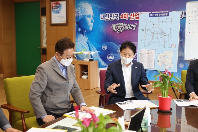 ▲ 이병환 성주군수는 ‘군민중심 행복성주’ 실현과 성주미래 100년을 위한 성장 동력 확보를 위해 9일 경북도청을 방문, 이철우 도지사와 면담을 하고 주요 현안사업의 조기추진과 국도비 확보에 적극적인 지원을 요청했다.ⓒ성주군