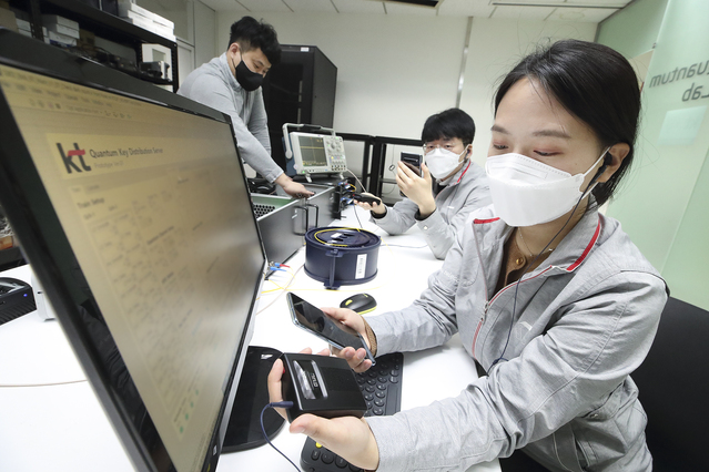 ▲ 서울 서초구 KT연구개발센터에서 연구원들이 양자암호 비화통신 기술을 시연하는 모습
.ⓒKT