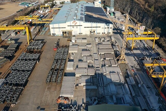 ▲ 화성산업은1994년부터 국내 건설사로는 유일하게 철구(Steel Structure)와 PC(Precast Concrete)의 특화제품을 동시에 생산할 수 있는 공장을 의성에 설립해 현재까지 운영하고 있다. 사진은 의성공장.ⓒ화성산업