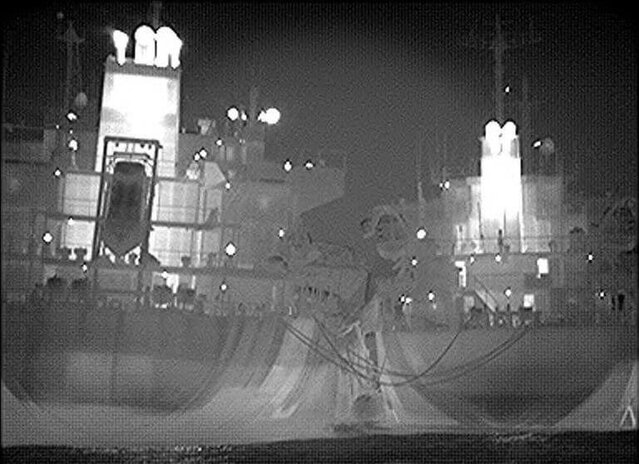 ▲ 프랑스 태평양해양사령부(ALPACI)는 9일(현지시간) 공식 트위터 계정을 통해 북한으로 추정되는 선박 2척의 불법 환적 장면 사진 4장을 공개했다. ⓒ뉴시스