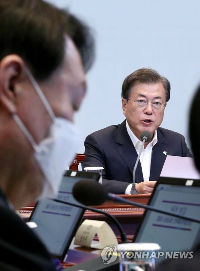 ▲ 문재인 대통령이 지난해 6월 22일 오후 청와대에서 추미애 법무부 장관, 윤석열 검찰총장 등이 참석한 가운데 열린 제6차 공정사회 반부패정책협의회에서 발언하고 있다. ⓒ연합뉴스