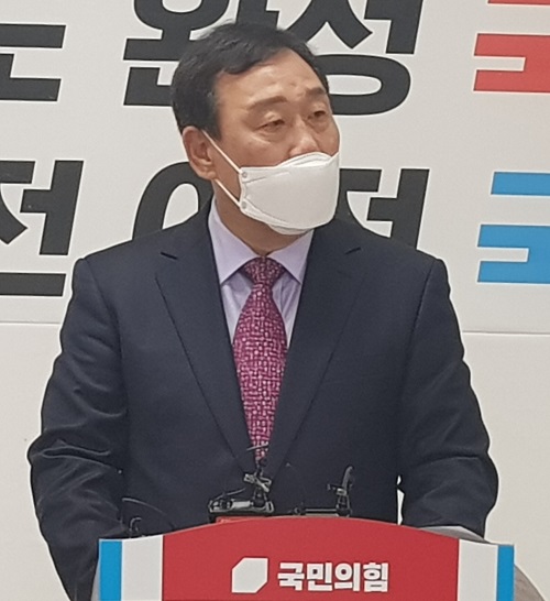 ▲ 최민호 국민의힘 세종시갑 당협위원장이 10일 시당 사무실에서 기자회견을 열고 세종시 교통난과 세종보 해체, 시 재정 문제 등 3대 현안에 대해 세종시장에게 공개적으로 입장을 밝힐 것을 요구하고 있다.ⓒ국민의힘 세종시당