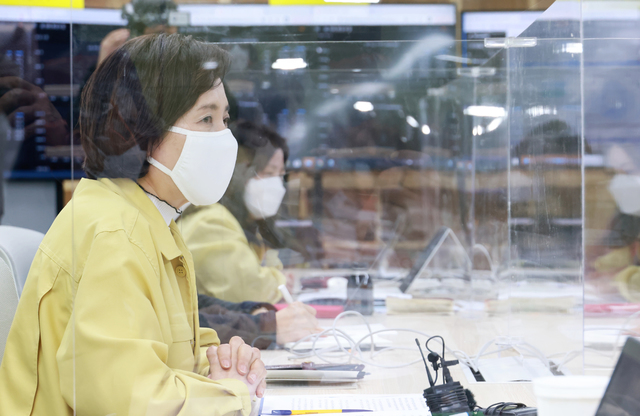 ▲ 신학기 개학 이후 2주차에 접어들었지만 'EBS 온라인 클래스'의 오류가 잦아 학교 현장의 불편이 가중되면서 '교육부 책임론'까지 나오고 있다. 사진은 지난 5일 유은혜 교육부 장관이 서울 종로구 EBS 온라인 클래스 비상상황실을 방문해 운영 상황을 점검하고 있는 모습. ⓒ교육부