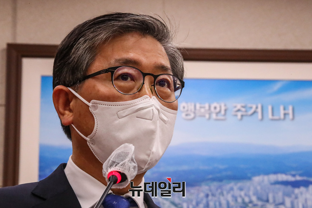 ▲ 지난 9일 국회 국토교통위원회 현안질의에 참석한 변창흠 국토교통부 장관. ⓒ이종현 기자(사진=공동취재단)