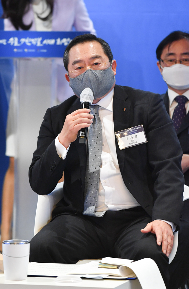 ▲ 10일 오후 삼성동 코엑스에서 개최된 '다함께 가는 수출 7천억불 시대 희망콘서트'에서 무역협회 구자열 회장이 수출기업들의 현장 애로에 청취하고 관련해 의견을 나누고 있다.ⓒ무역협회