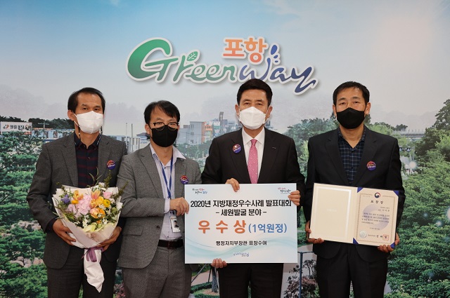 ▲ 왼쪽부터 최제민 재정관리과장, 김영태 지방세무주사,  이강덕 포항시장, 이석문 지방시설주사.ⓒ포항시