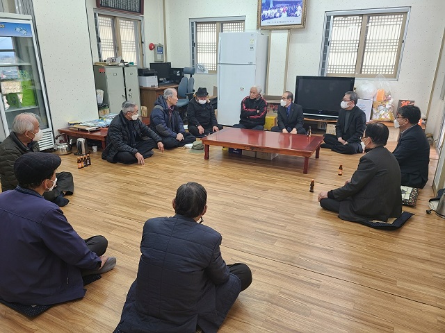 ▲ 박성근 부군수는 부임 인사차 의흥향교를 방문했다.ⓒ군위군