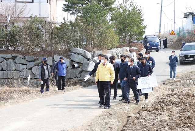 ▲ 주낙영 시장이 문화중고-야척 간 도시계획도로 추진현황을 설명듣고 도로 개설 현장을 점검하고 있다.ⓒ경주시