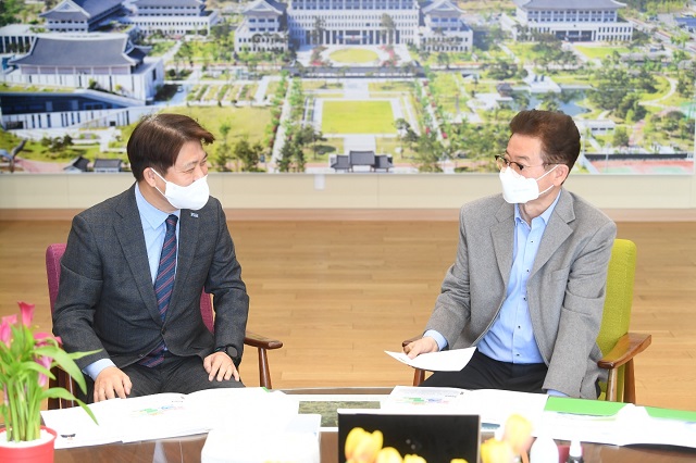 ▲ 이철우 경북도지사(오른쪽)와 이희진 영덕군수가 대화를 하고 있다.ⓒ영덕군
