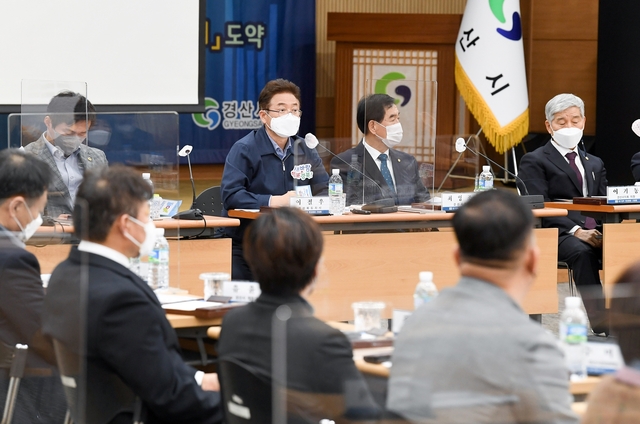 ▲ 경산시청 대회의실에서 열린 간담회는 이철우 도지사, 최영조 경산시장, 이기동 경산시의회 의장, 조현일 경상북도의회 교육위원장, 홍정근 신공항이전지원특별위원장, 박채아 기획경제위원회 위원, 기관단체장 등 32명이 자리를 함께했다.ⓒ경북도