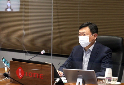 ▲ 신동빈 롯데그룹 회장이 지난 1월 화상회의 방식으로 진행된 '2021 상반기 롯데 VCM(Value Creation Meeting)'에 참여했다.