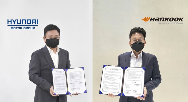 ▲ 현대차ᆞ기아 모빌리티플랫폼사업실장 권오륭 상무(왼쪽)와 한국타이어 연구개발혁신총괄 구본희 전무(오른쪽)가 비대면 업무협약을 체결하고 기념사진을 촬영하고 있는 모습.ⓒ현대자동차