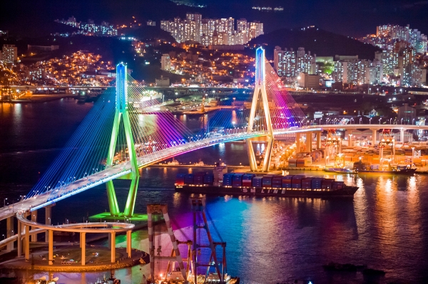 ▲ SM텐진 호가 수출화물을 싣고 부산항을 출항하고 있다ⓒ자료사진