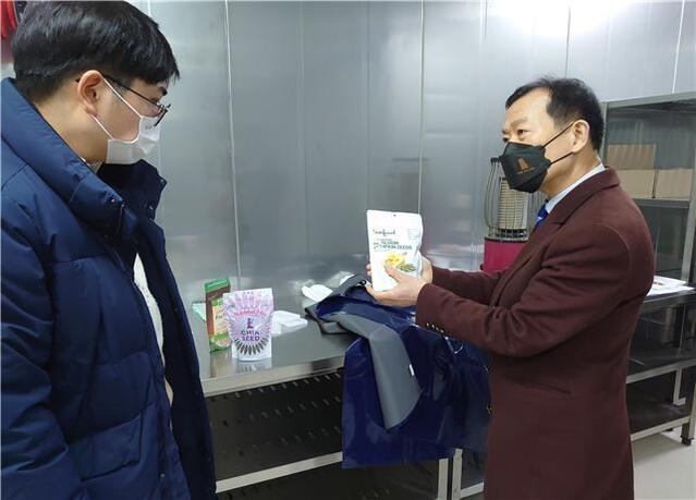 ▲ 충북 바이오헬스기업 제품 상담 장면.ⓒ충북산학융합본부