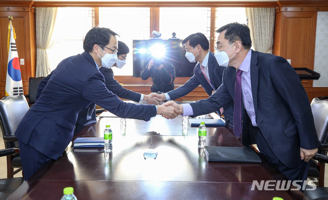 ▲ 최승렬(오른쪽) 국가수사본부(국수본) 수사국장과 이종근 대검찰청 형사부장이 11일 오전 정부서울청사에서 열린 LH 3기 신도시 땅 투기 의혹 수사 협력 논의한 '부동산 투기사범 수사기관협의회'에서 악수하고 있다. ⓒ뉴시스