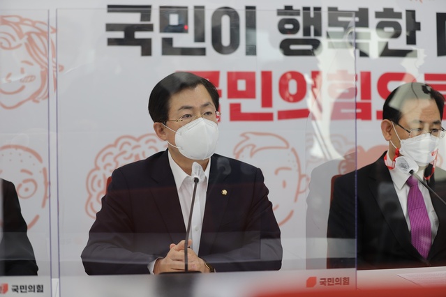 ▲ 이만희 국회의원(영천·청도)은 지난 10일 국회 본관에서 주호영 원내대표와 함께 추경예산 농업분야 지원을 위한 한국농업경영인중앙연합회(이하 한농연)·국민의힘 간담회를 개최했다.ⓒ이 의원실