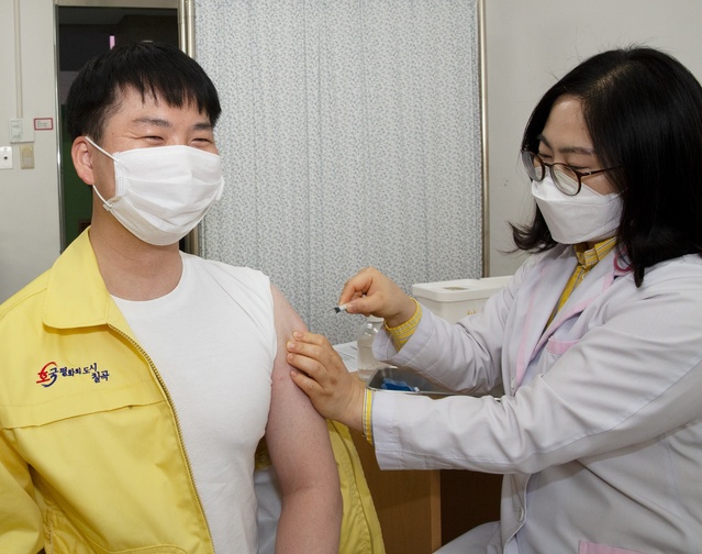 ▲ 칠곡군은 요양병원·시설 65세 미만 입소자와 종사자에 이어 코로나19 1차 대응요원 백신 접종에 들어갔다.ⓒ칠곡군