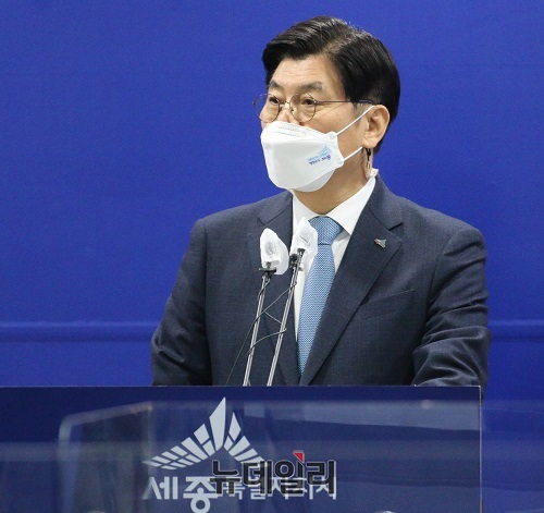 ▲ 이춘희 세종시장이 11일 정례브핑에서 연서면 스마트 국가산단 부동산 투기 의혹에 대해 입장을 밝히고 있다.ⓒ뉴데일리DB