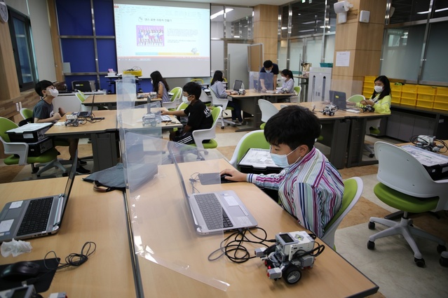 ▲ 대구창의융합교육원(원장 장진주)은 오는 15일 오후 8시부터 초등학교 5학년~고등학교 2학년 학생들을 대상으로 2021년 소프트웨어 아카데미 교실 1기 참여 신청을 에듀나비 소프트웨어교육 센터 홈페이지 교육신청하기 메뉴에서 선착순으로 받는다.ⓒ대구시교육청