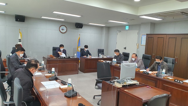 ▲ 포항시의회 의회운영위원회(위원장 안병국)는 의사일정 협의 및 의원연구단체 활동계획 승인 등의 안건을 심의하기 위해 위원회를 개최했다.ⓒ포항시의회