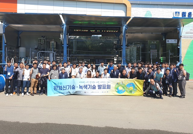 ▲ 2019년 한국환경산업기술원 직원들이 에코물센터 내 컨테이너형 GJ-R장치를 견학 후 함께 기념촬영을 하는 모습.ⓒ경주시