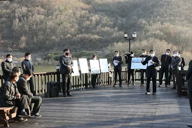 ▲ 주낙영 경주시장이 서면을 찾아 ‘심곡지 둘레길’ 조성사업에 대해 보고받고 주민들과 대화를 나누고 있다.ⓒ경주시