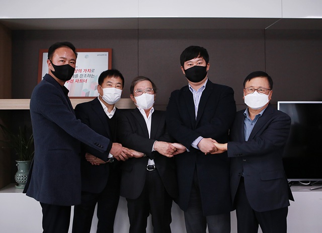 ▲ (좌로부터) 노태영 울산수지공장 노조위원장, 이치훈 여수공장 노조위원장, 문동준 금호석유화학 사장, 이용재 울산고무공장 노조위원장, 김선규 금호석유화학 부사장 등이 임금 단체 협약 자리에서 기념촬영을 하고 있다. ⓒ금호석유화학