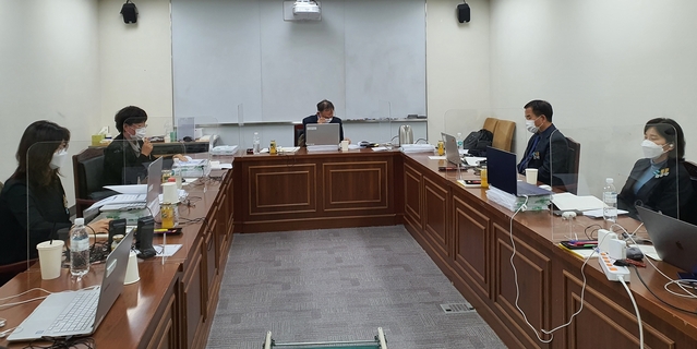 ▲ 경북도는 지난 11일 도청 회의실에서 도 인권위원과 용역 참여 연구진,  도내 23개 시·군 인권행정 관계자 및 도민 등 150여 명이 참여한 가운데 ‘경북도 중장기 인권기본계획 수립 도민 온라인 공청회’를 개최했다.ⓒ경북도