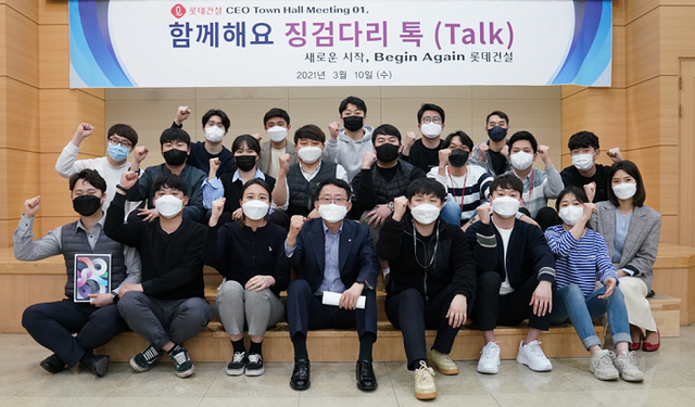 ▲ 하석주 롯데건설 대표이사(왼쪽 네번째) 지난 10일 서초구 잠원동 소재 본사에서 기업문화 개선을 위한 타운홀 미팅을 열고 직원들과 기념사진을 촬영하고 있다. ⓒ 롯데건설